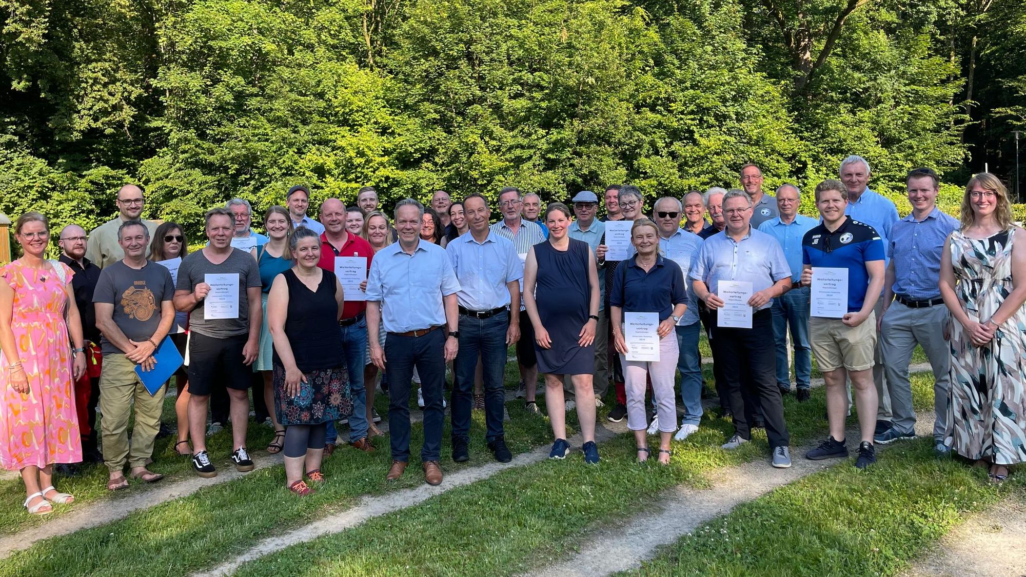 Auf Schloss Homburg in Nümbrecht überreichten Dezernent Frank Herhaus und Kreisdirektor Klaus Grootens die Weiterleitungsverträge.