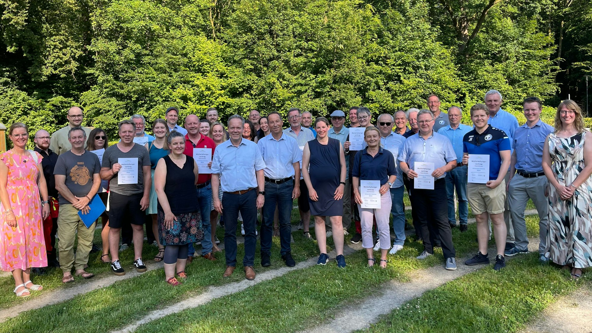 Auf Schloss Homburg in Nümbrecht überreichten Dezernent Frank Herhaus und Kreisdirektor Klaus Grootens die Weiterleitungsverträge.