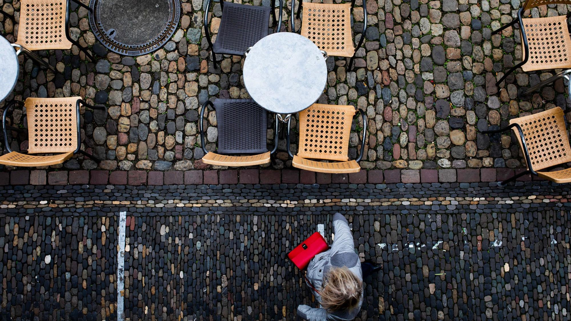 Leeren Tische und Stühle eines Eiscafés. Lockdowns haben unter anderem die Gastronomie in der Corona-Zeit getroffen.