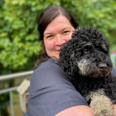 Auf dem Bild ist der Zwergpudel mit seiner Besitzerin zu sehen.