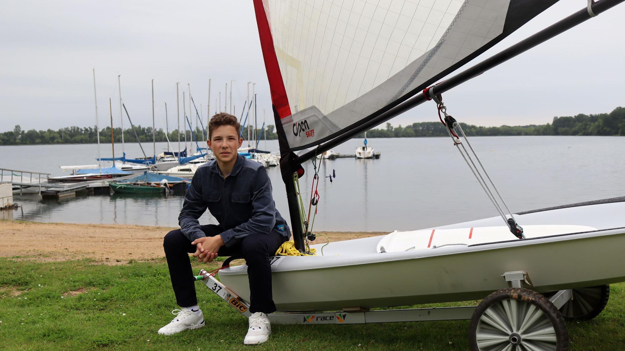 Florian Tempel sitzt auf seinem Segelboot am Zülpicher See.