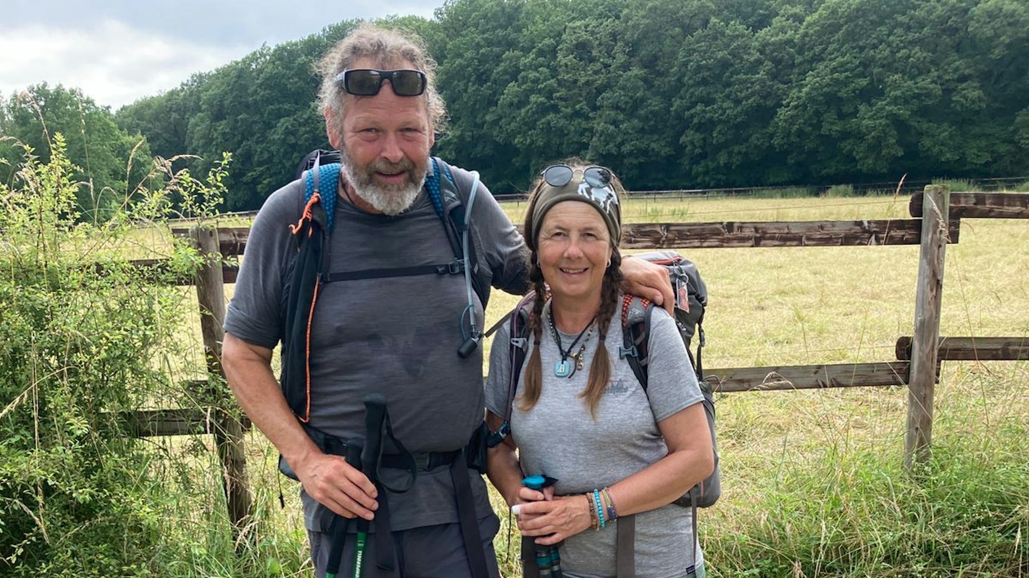 Ralf und Bettina Schaffrath posieren auf einem Wanderweg für ein Foto. Sie tragen Wandermontur.