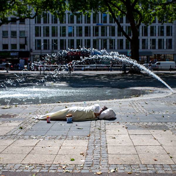 Der Brunnen auf dem Neumarkt ist eine Attraktion, die mitunter auch Obdachlose zu schätzen wissen.