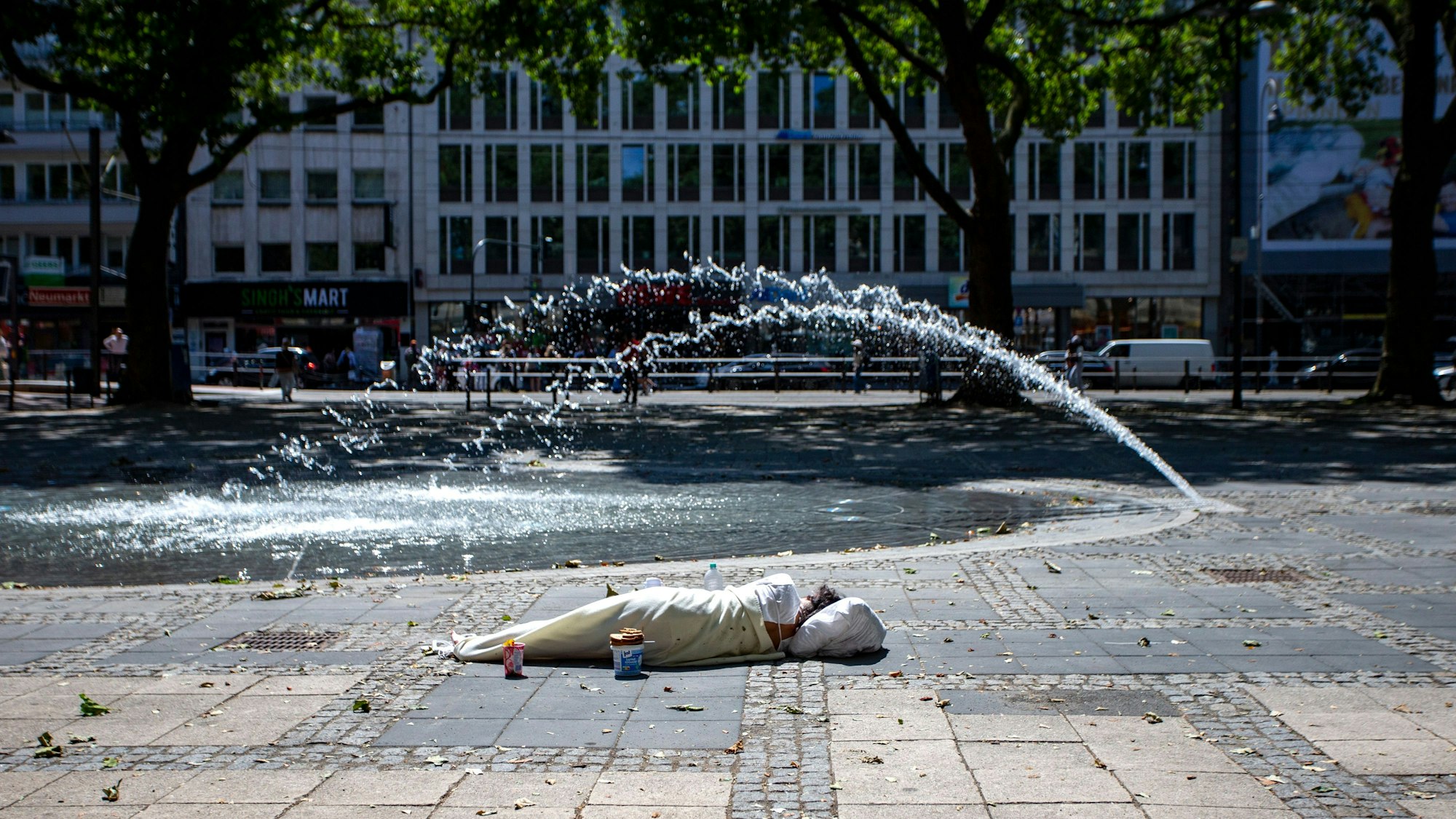 Der Brunnen auf dem Neumarkt ist eine Attraktion, die mitunter auch Obdachlose zu schätzen wissen.