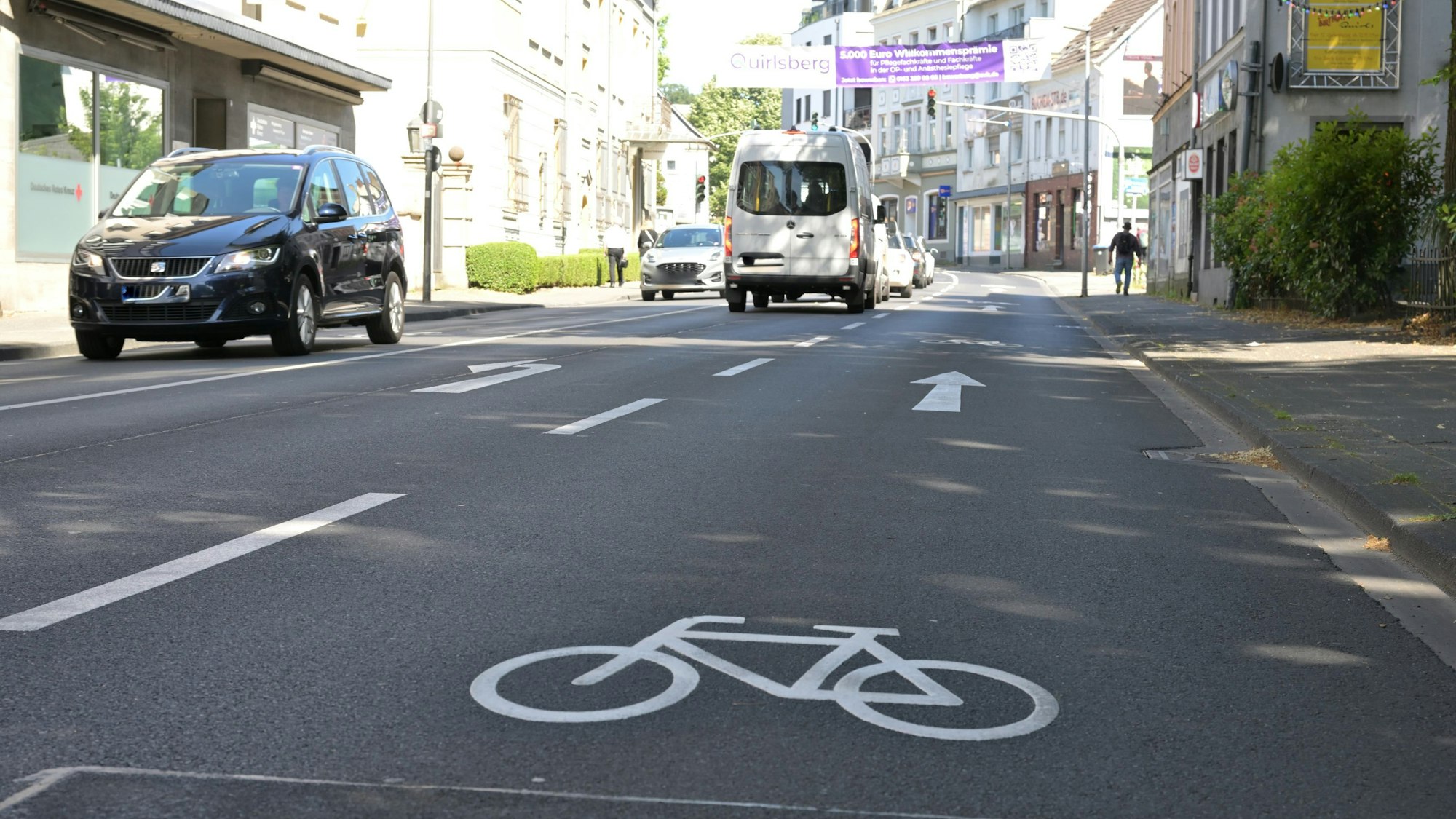 Auf der rechten Spur ist in weißer Farbe ein Fahrrad aufgemalt.