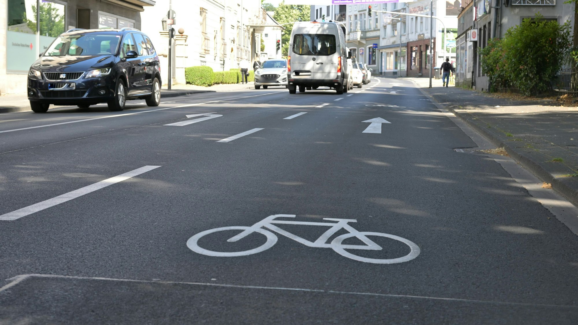 Ein Piktogramm mit ausschließlich Hinweischarakter: So soll auf der Hauptstraße dafür sensibilisiert werden, dass die Straße auch von Radfahrern genutzt wird.
