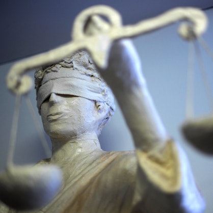 Das Symbolbild zeigt eine Skulptur der Göttin Justitia.