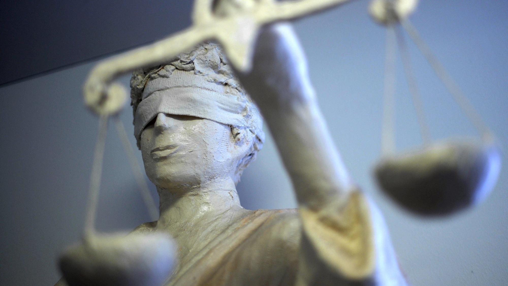 Das Symbolbild zeigt eine Skulptur der Göttin Justitia.
