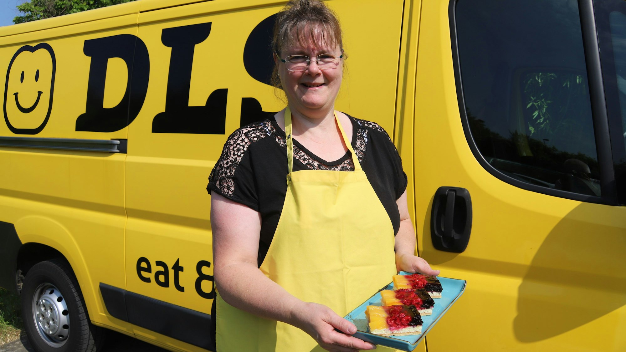 Claudia Voith zeigt die EM-Schnitte der DLS-Bäckerei.