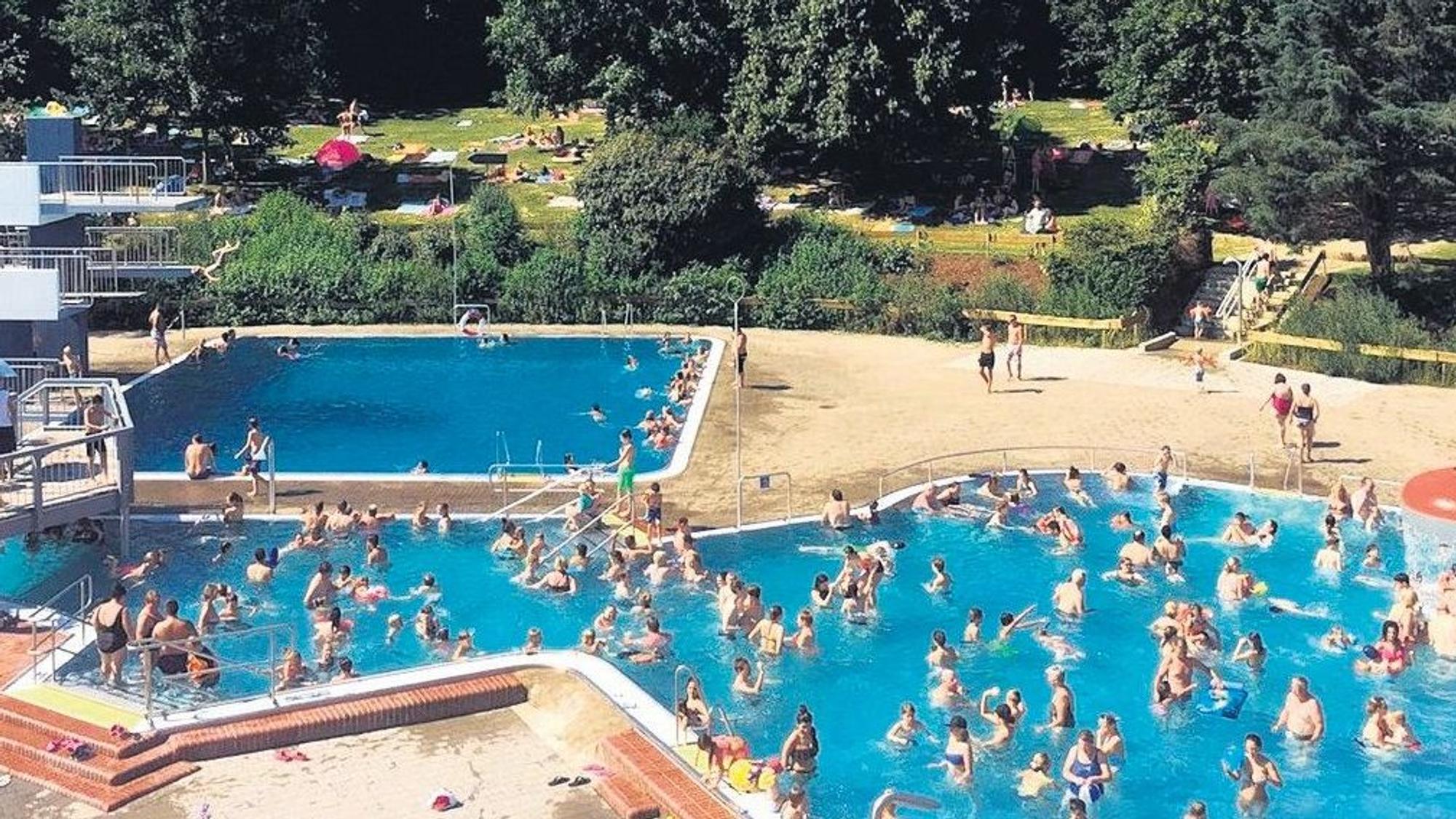 Menschen in einem Freibad. (Symbolbild)