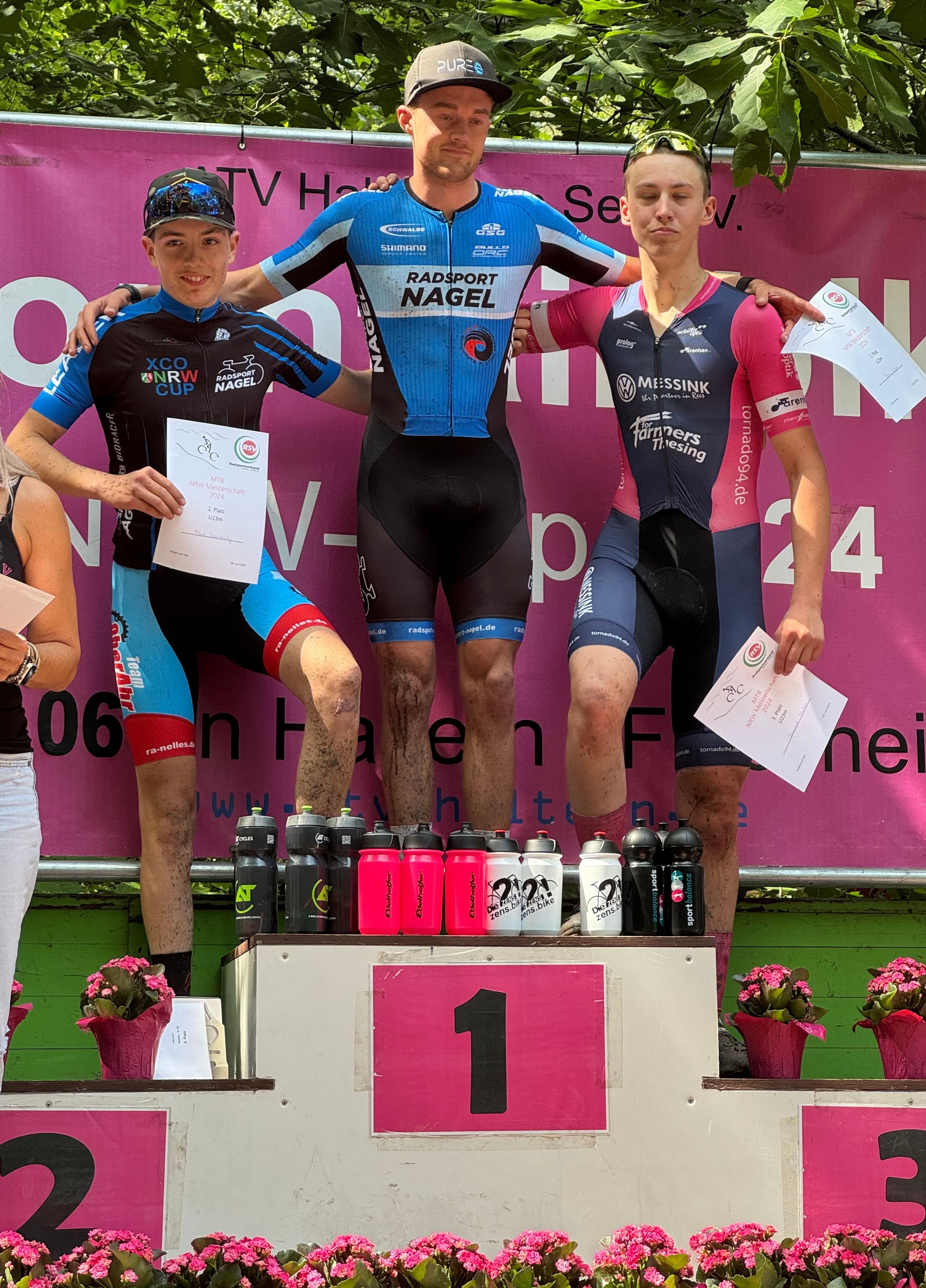 Siegerfoto in der Altersklasse U23, die Sportler halten sich in den Armen.