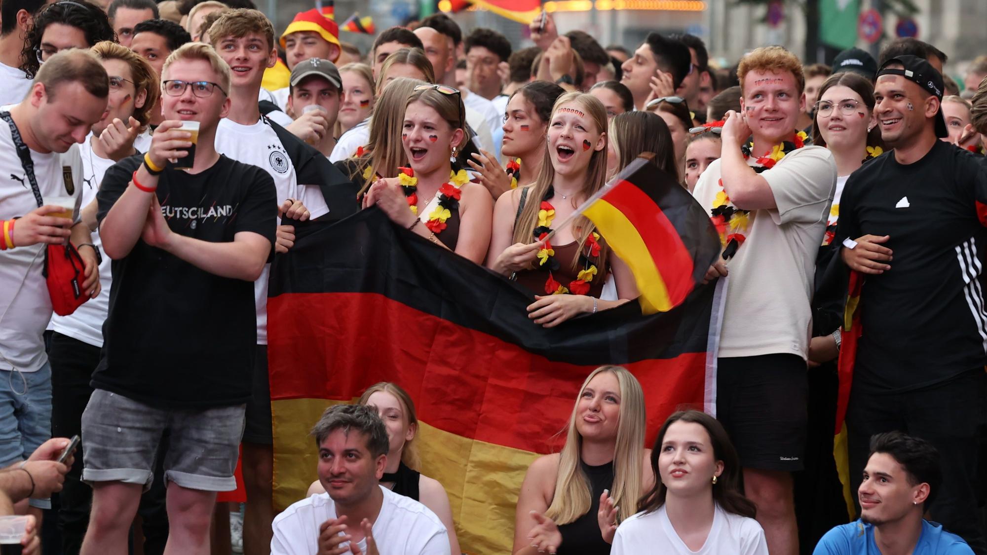 Fans der deutschen Nationalmannschaft bei der EM 2024. Ein großes Public Viewing gibt es zur WM 2026 nicht.