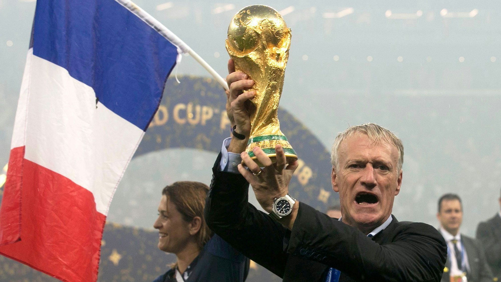 Trainer Didier Deschamps aus Frankreich hält den WM-Pokal in die Höhe.