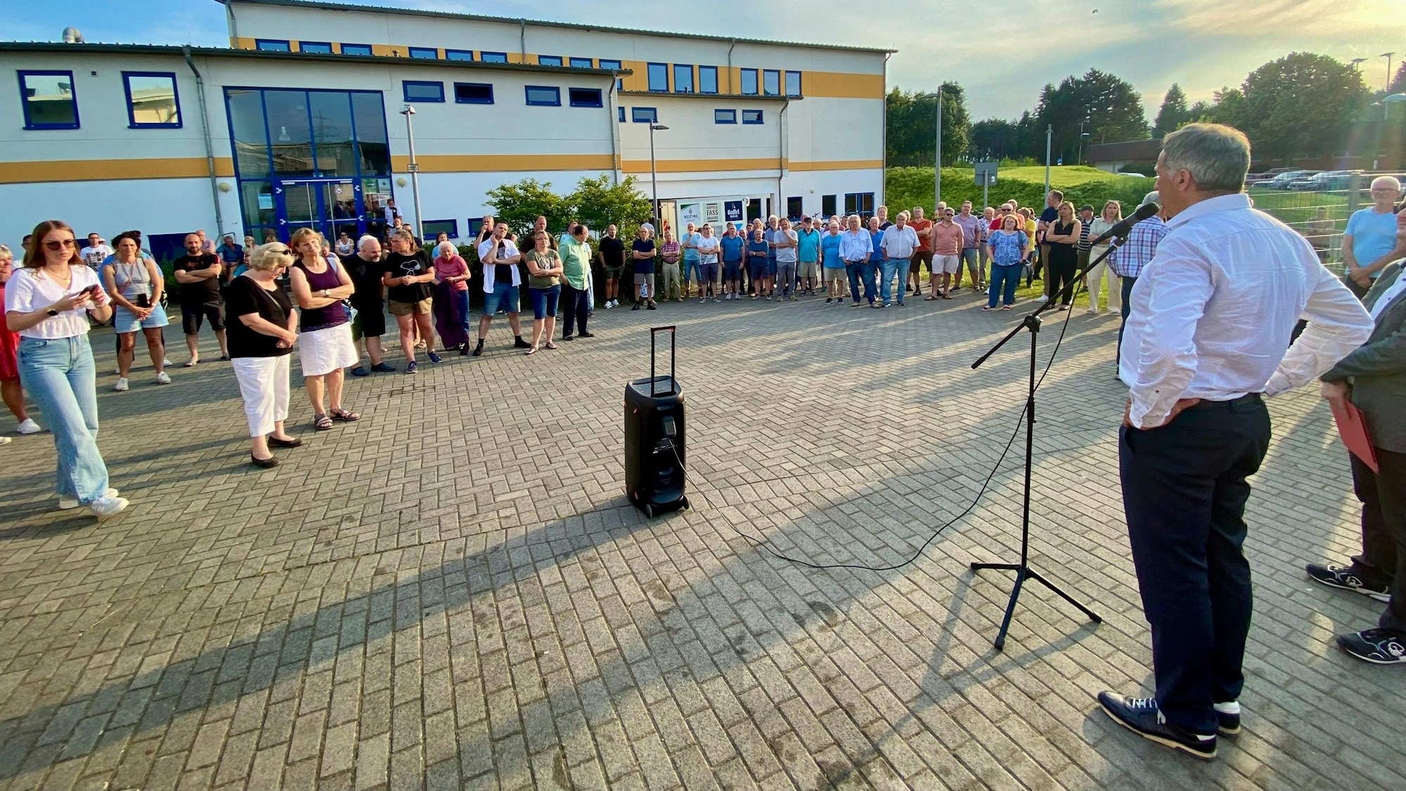 Auch an der Urfelder Mehrzweckhalle, in der temporär Geflüchtete untergebracht werden sollen, hatten die Nachbarn viele Fragen an den Bürgermeister.