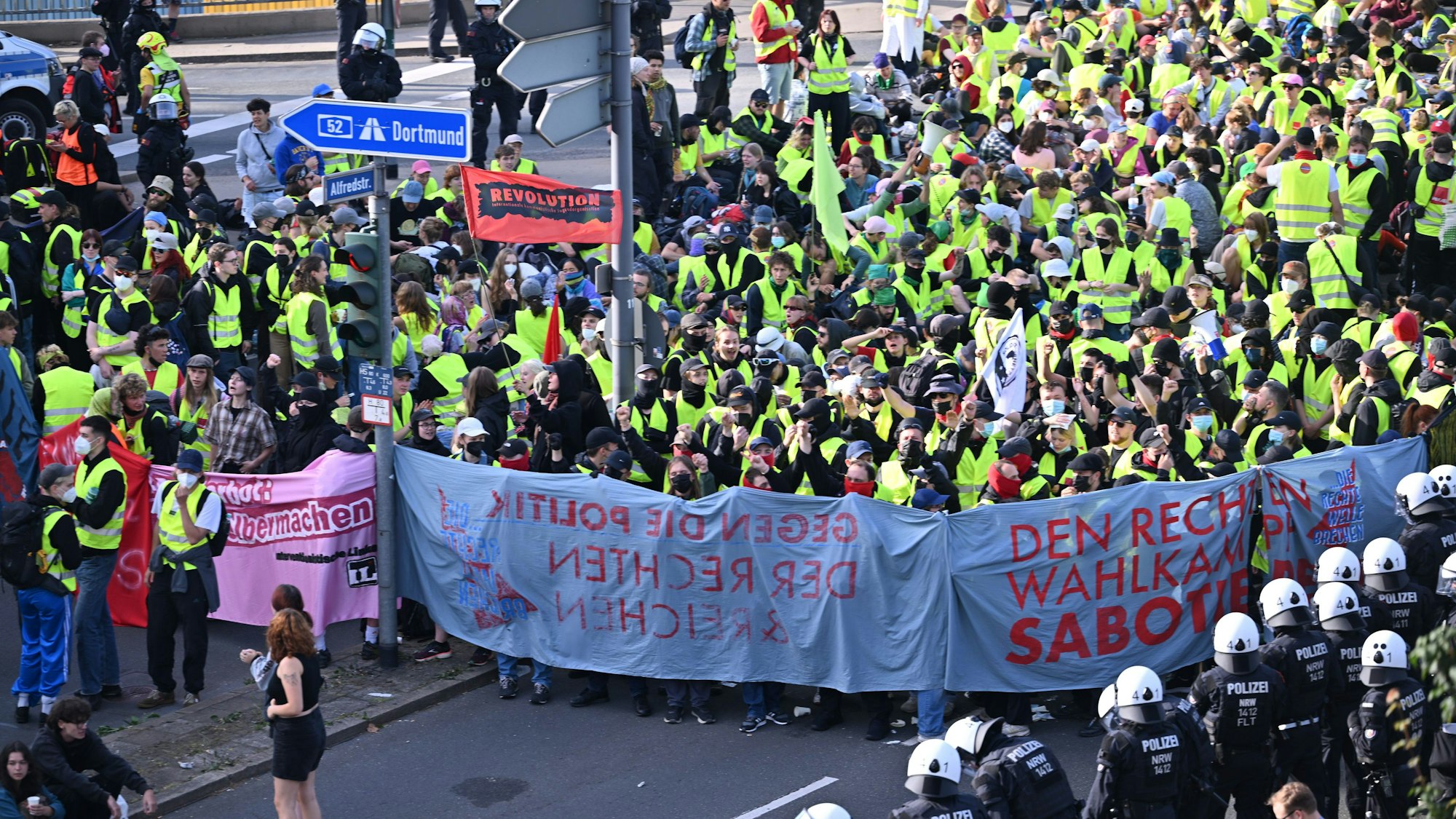 Tausende Menschen demonstrieren gegen den AfD-Parteitag in Essen.