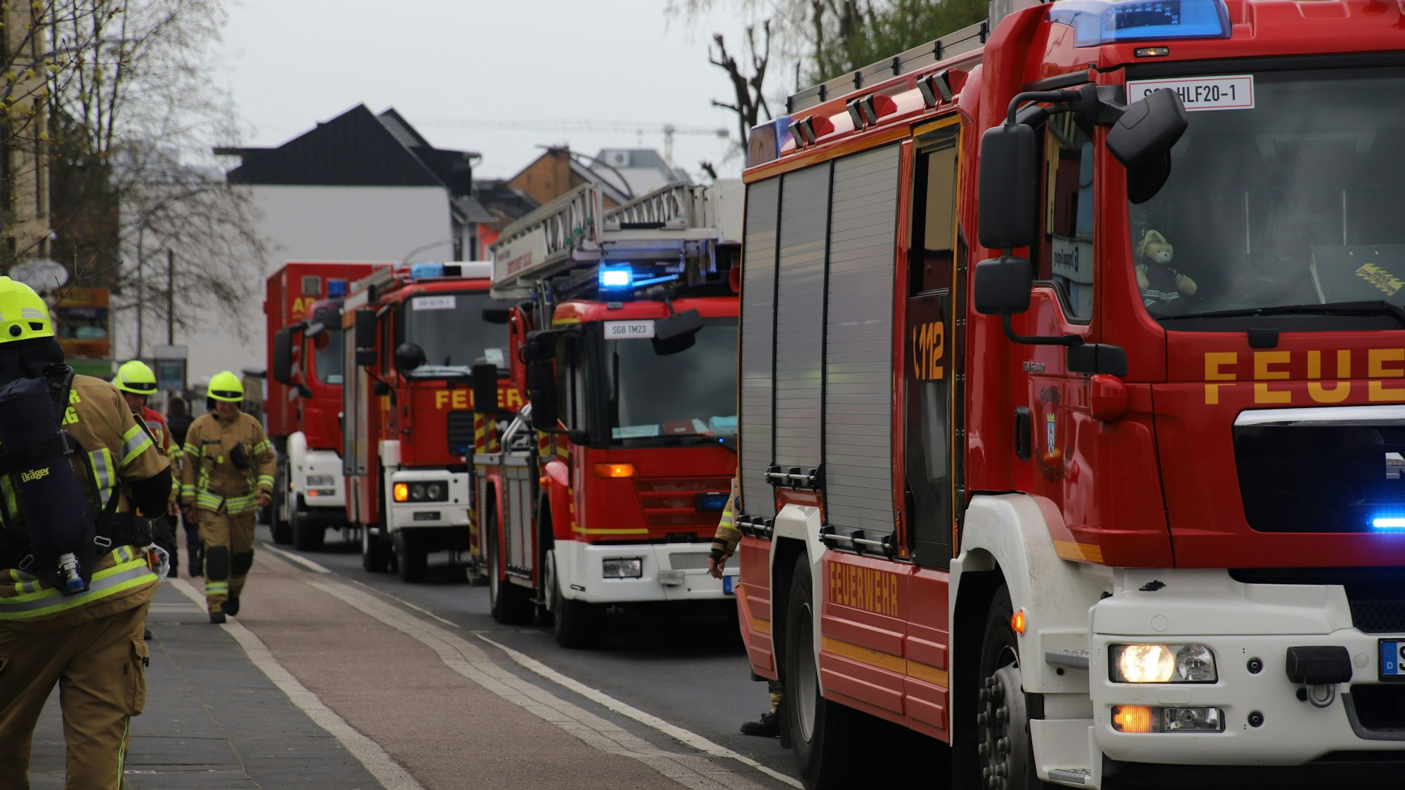 Mehrere Feuerwehrfahrzeuge stehen hintereinander.