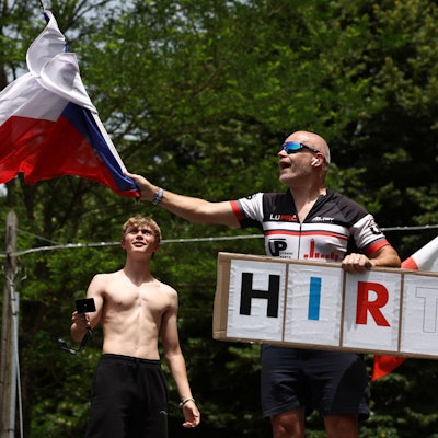 Ein Fan hält ein Schild mit dem Namen von Jan Hirt in die Luft. (Symbolbild)
