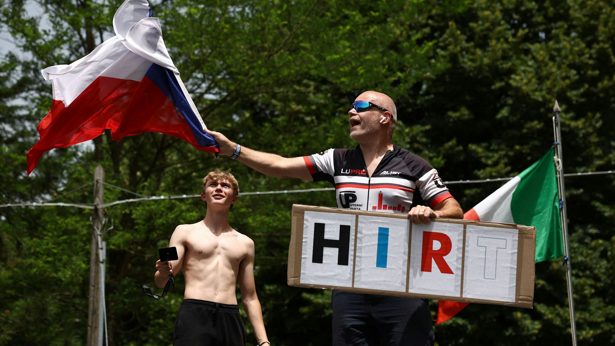 Ein Fan hält ein Schild mit dem Namen von Jan Hirt in die Luft. (Symbolbild)