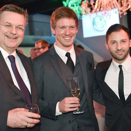 Julian Nagelsmann und Domenico Tedesco in ihrer gemeinsamen Zeit bei der TSG 1899 Hoffenheim mit Reinhard Grindel. (Archivbild)