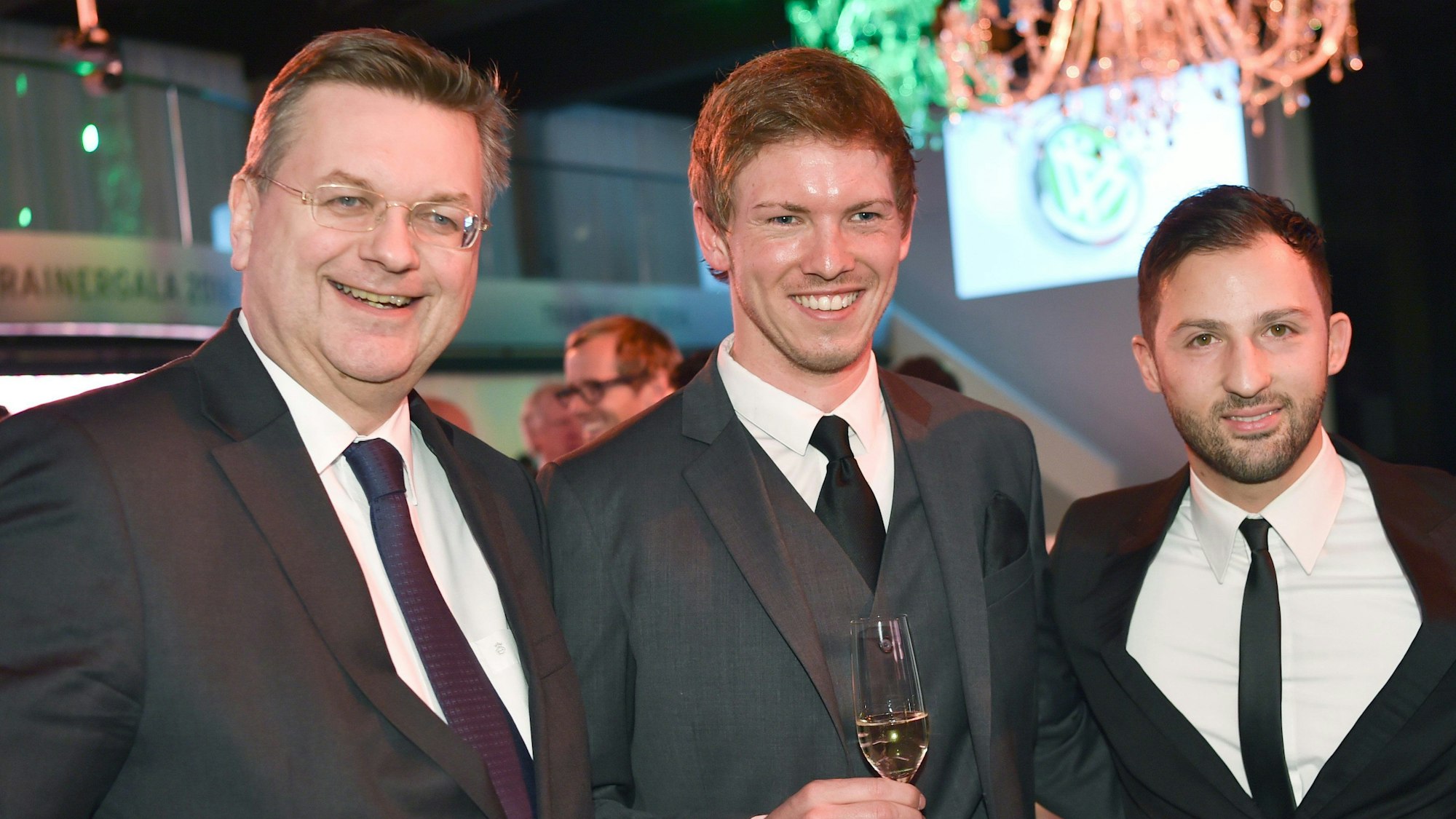 Julian Nagelsmann und Domenico Tedesco in ihrer gemeinsamen Zeit bei der TSG 1899 Hoffenheim mit Reinhard Grindel. (Archivbild)