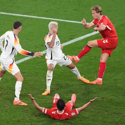 Der vermeintliche dänische Führungstreffer durch Joachim Andersen (r.) wurde durch Schiedsrichter Michael Oliver wegen einer Abseitsstellung aberkannt. Der Däne Thomas Delaney stand dabei nur wenige Millimeter im Abseits.