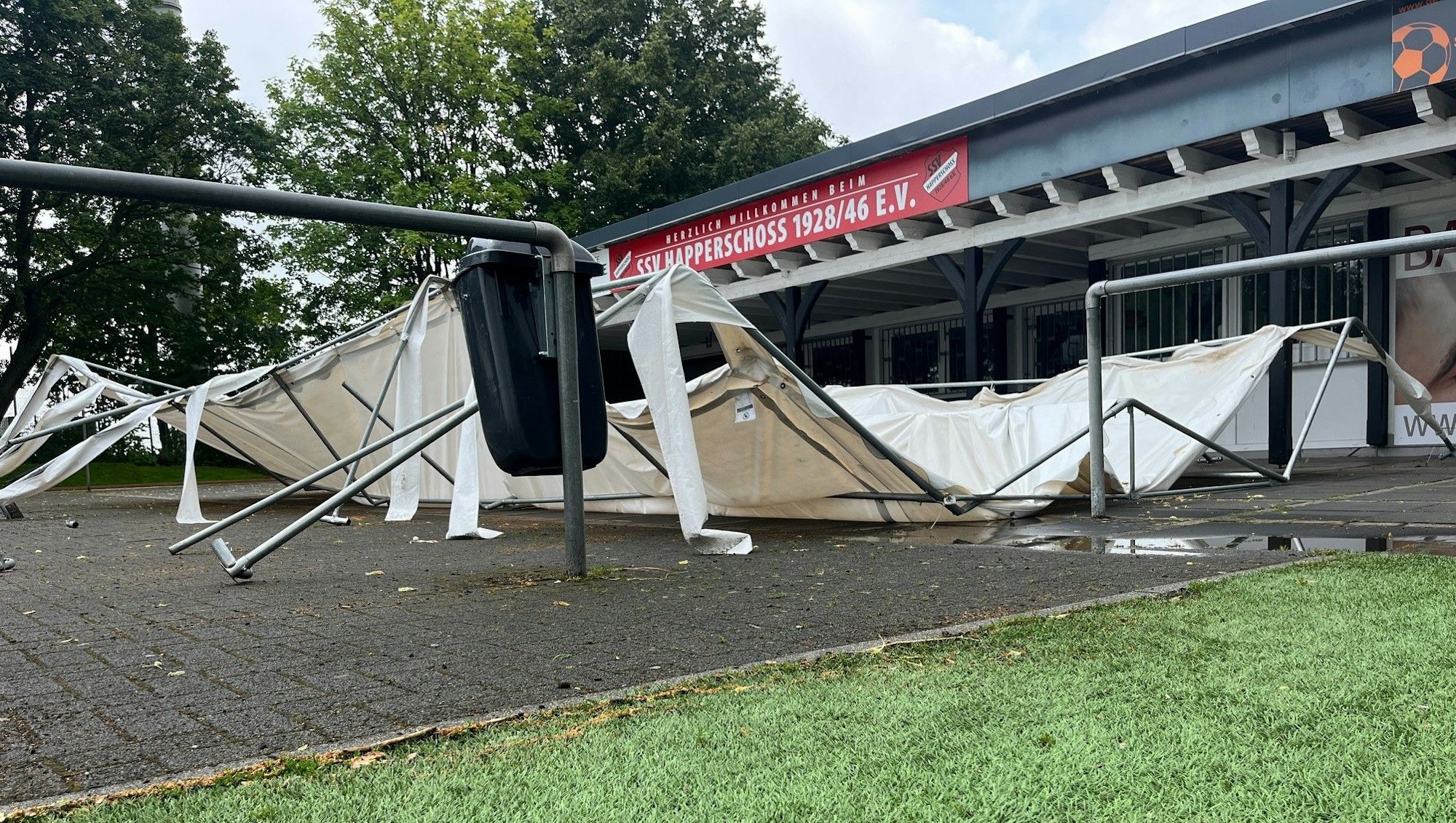 In Hennef-Happerschoß wurde dieser Großpavillon am Sportplatz zerstört.