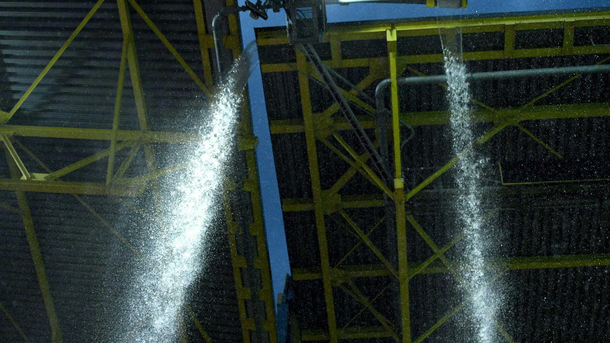 In Dortmund schüttet Regen vom Stadiondach herunter.