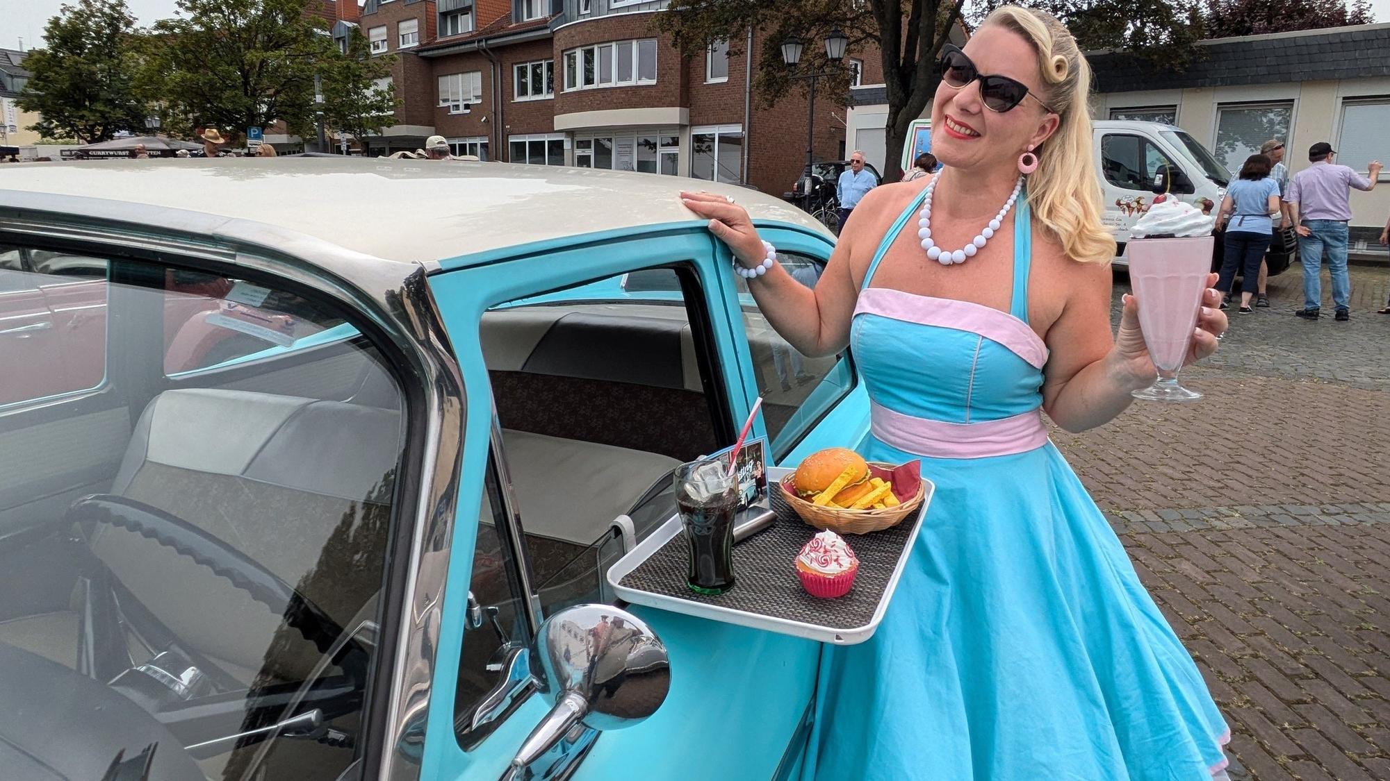 30. Juni 2024 Rheinbach Classics. Miss Petticoat Nina Vesper mit ihrem Desoto. Foto: Frank Engel-Strebel