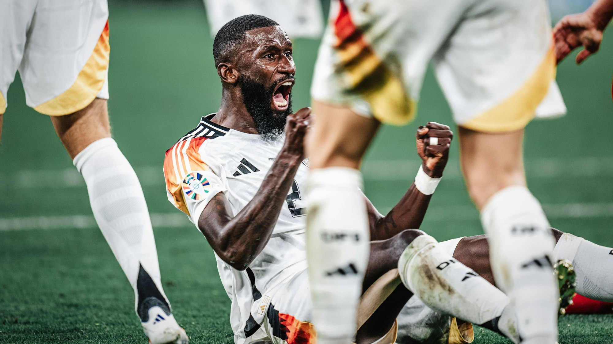 Antonio Rüdiger jubelt am Boden über eine gelungene Abwehraktion.