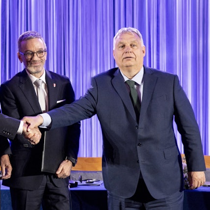 Andrej Babis (l-r), Vorsitzender der tschechischen liberal-populistischen ANO, Herbert Kickl, Chef der rechten österreichischen FPÖ, und Viktor Orban (l), Ministerpräsident von Ungarn und Vorsitzender der Partei Fidesz, reichen sie die Hände.