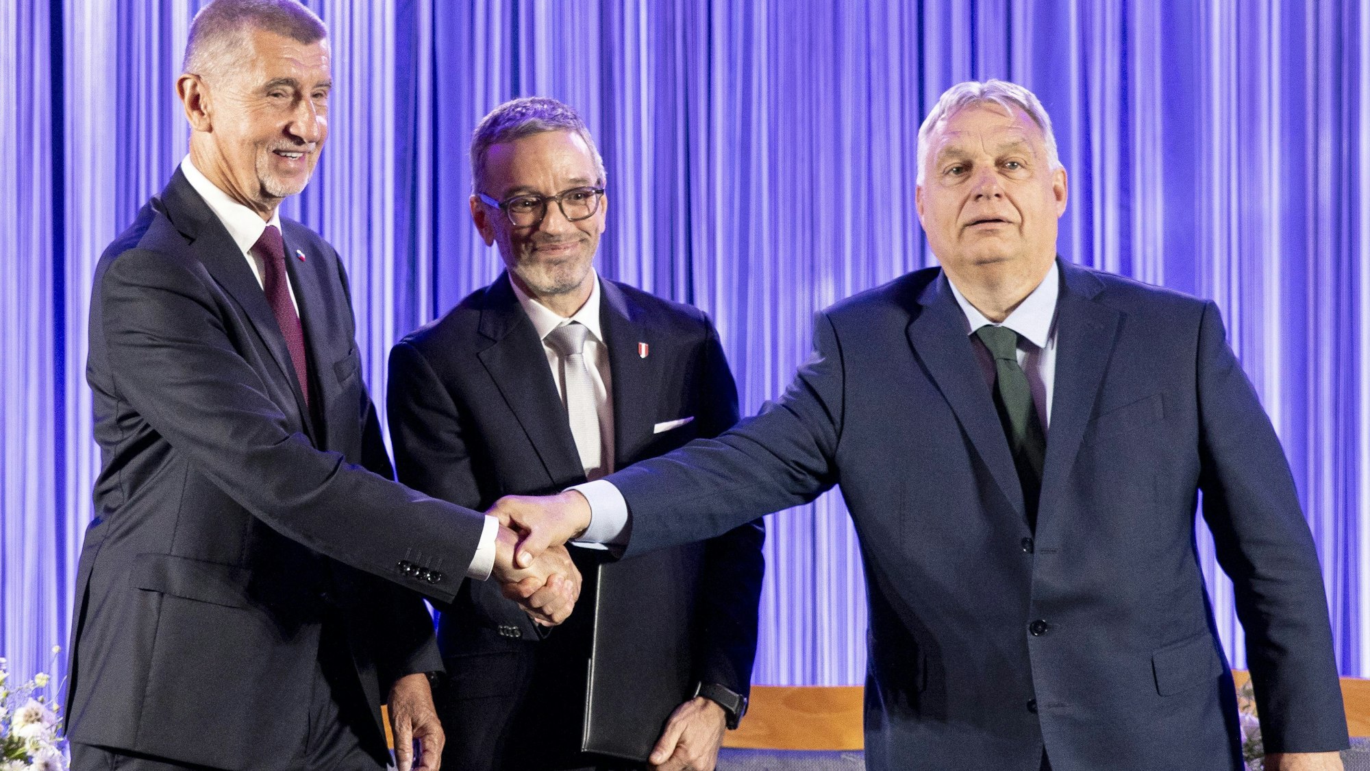Andrej Babis (l-r), Vorsitzender der tschechischen liberal-populistischen ANO, Herbert Kickl, Chef der rechten österreichischen FPÖ, und Viktor Orban (l), Ministerpräsident von Ungarn und Vorsitzender der Partei Fidesz, reichen sie die Hände.