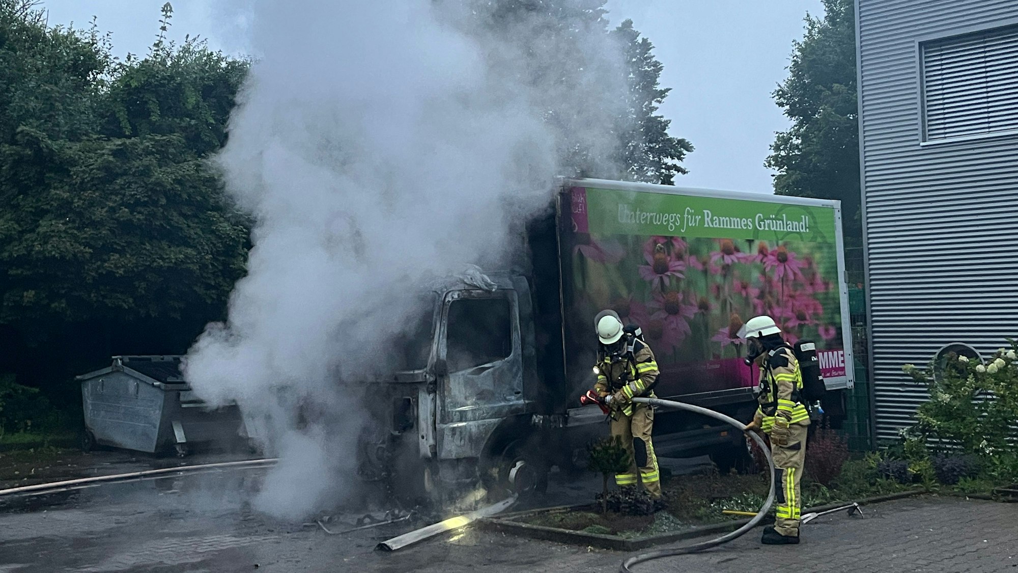 Vor dem Gartencenter von Rüdiger Ramme brannte ein Lastwagen, die Feuerwehr konnte schnell löschen.
