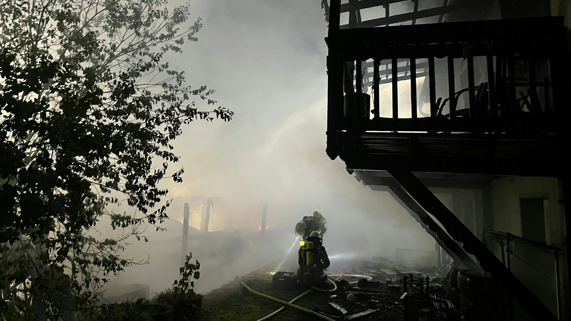 Das angrenzende Wohnhaus wurde durch die Flammen erheblich beschädigt.
