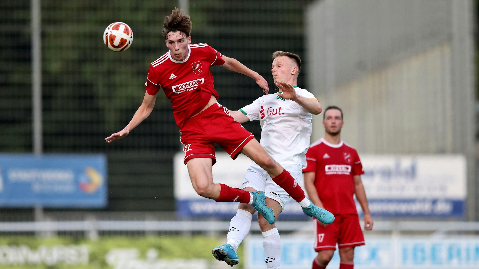 (L-R) Bernie Lennemann (FC Lennestadt) im Zweikampf mit Marcel Erdelt (DJK TuS Hordel)beim Fußball Westfalenligaspiel der DJK TuS Hordel gegen den FC Lennestadt  am 19. August 2022 auf dem Sportplatz Hordel in Bochum. Foto: Christof Köpsel / FUNKE Foto Services