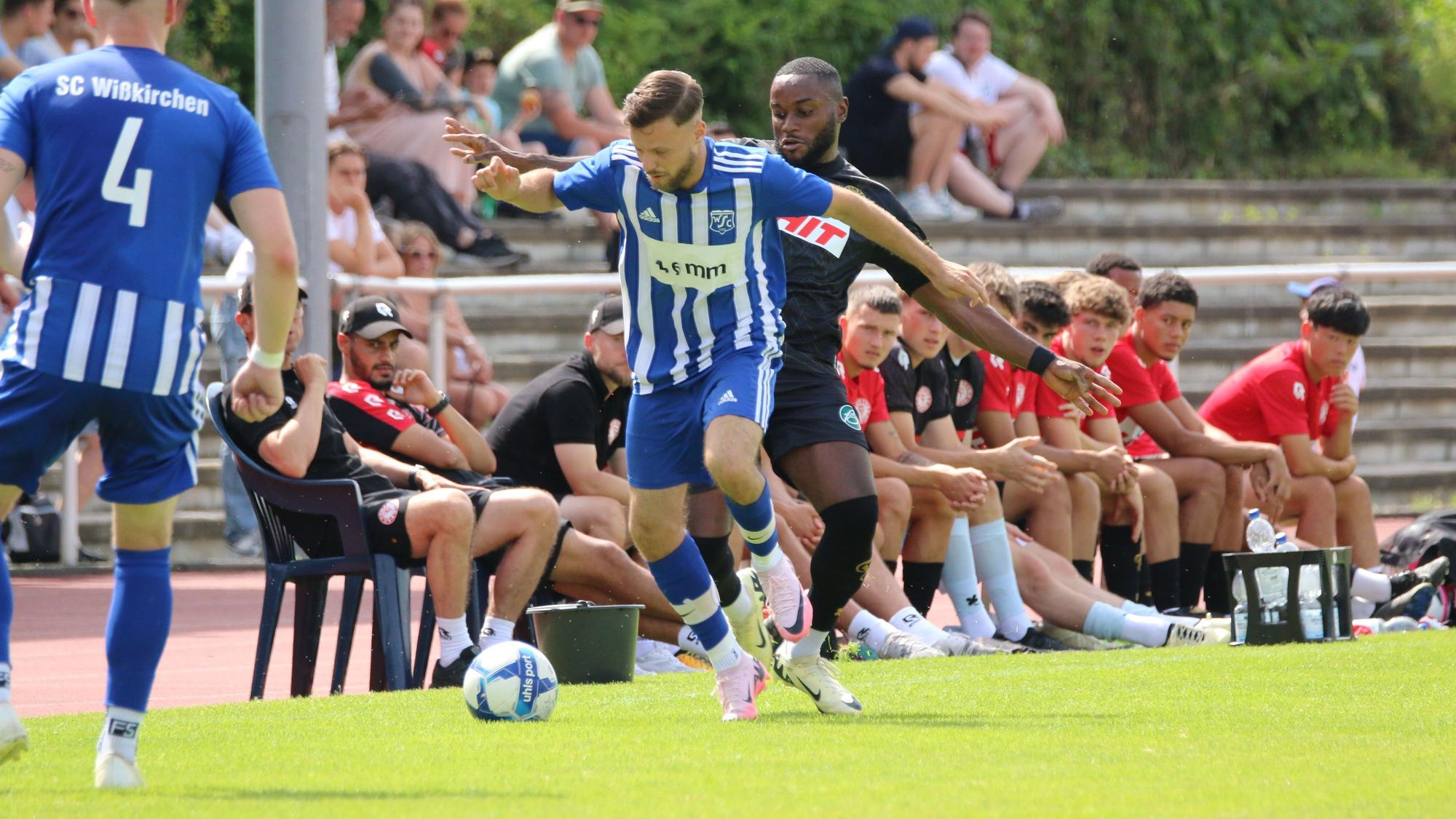 Nico Heuser behauptet den Ball, obwohl der Gegner ihn von hinten attackiert.
