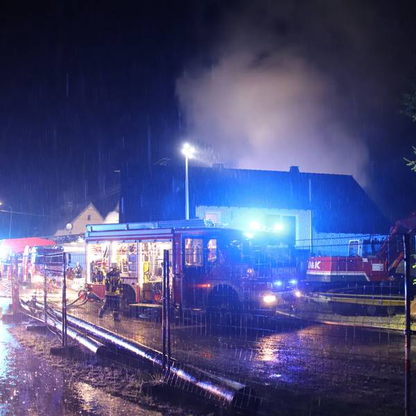 In Hennef-Hülscheid haben Baumaschinen in einer 30 mal acht Meter großen Unterstellhalle gebrannt, das Feuer griff auf ein Wohnhaus über.