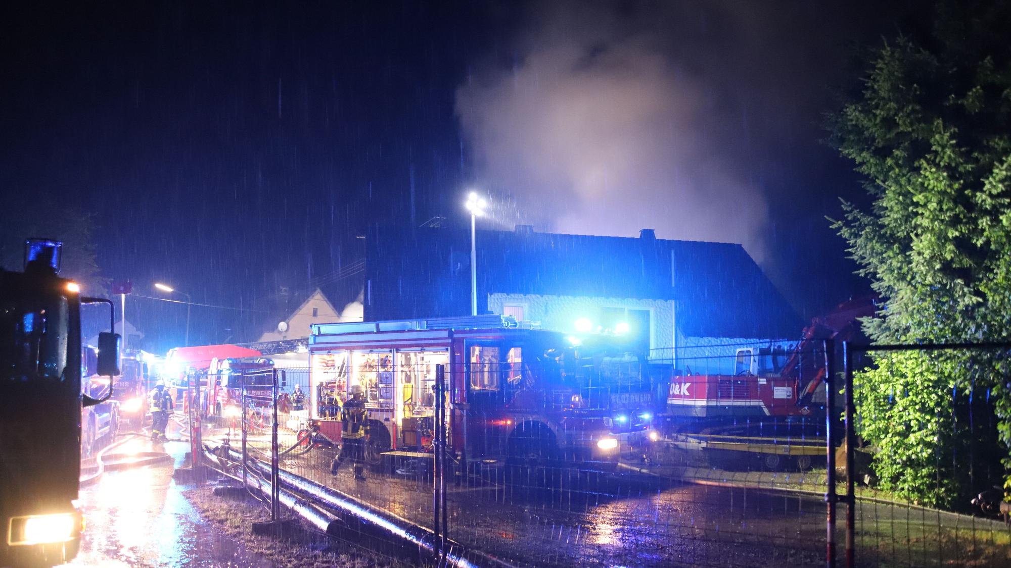 In Hennef-Hülscheid haben Baumaschinen in einer 30 mal acht Meter großen Unterstellhalle gebrannt, das Feuer griff auf ein Wohnhaus über.