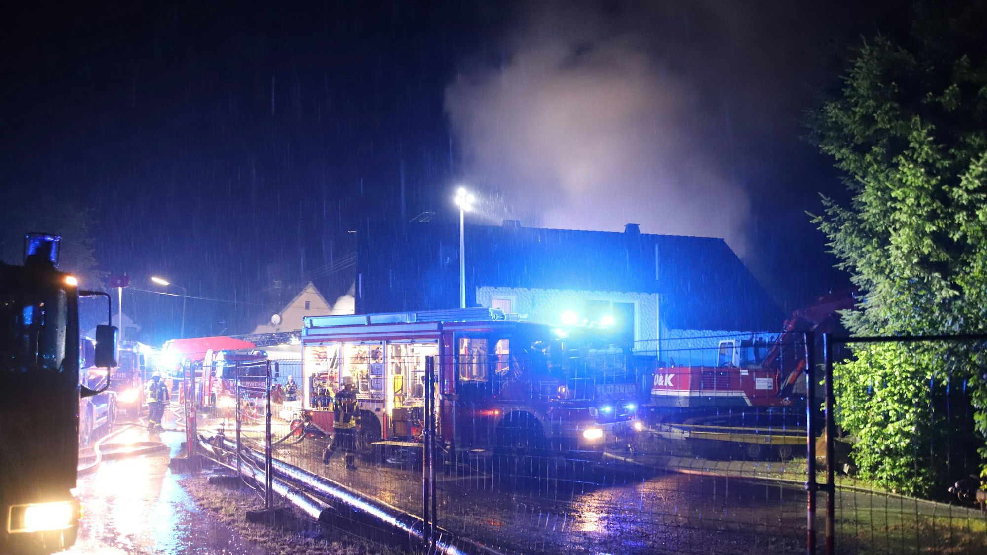 In Hennef-Hülscheid haben Baumaschinen in einer 30 mal acht Meter großen Unterstellhalle gebrannt, das Feuer griff auf ein Wohnhaus über.