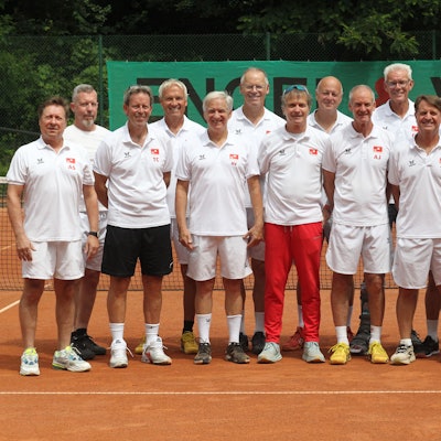 Eine Klasse für sich: Sascha Schülgen (von links), Physiotherapeut Frank Thielen, Jeremy Bates, Jonas Larsson, Rüdiger Vogel, Karl Heinz Krämer, Stefan Reddemann, Harald Langels, Anders Järryd, Christoph Graff, Tom Coulton, Wolfgang Runnebaum, Johnny Goudenbour, Christian Frystatzki, Thorsten Kolbe und Mikael Pernfors von den Herren 60 von RW Hangelar.
