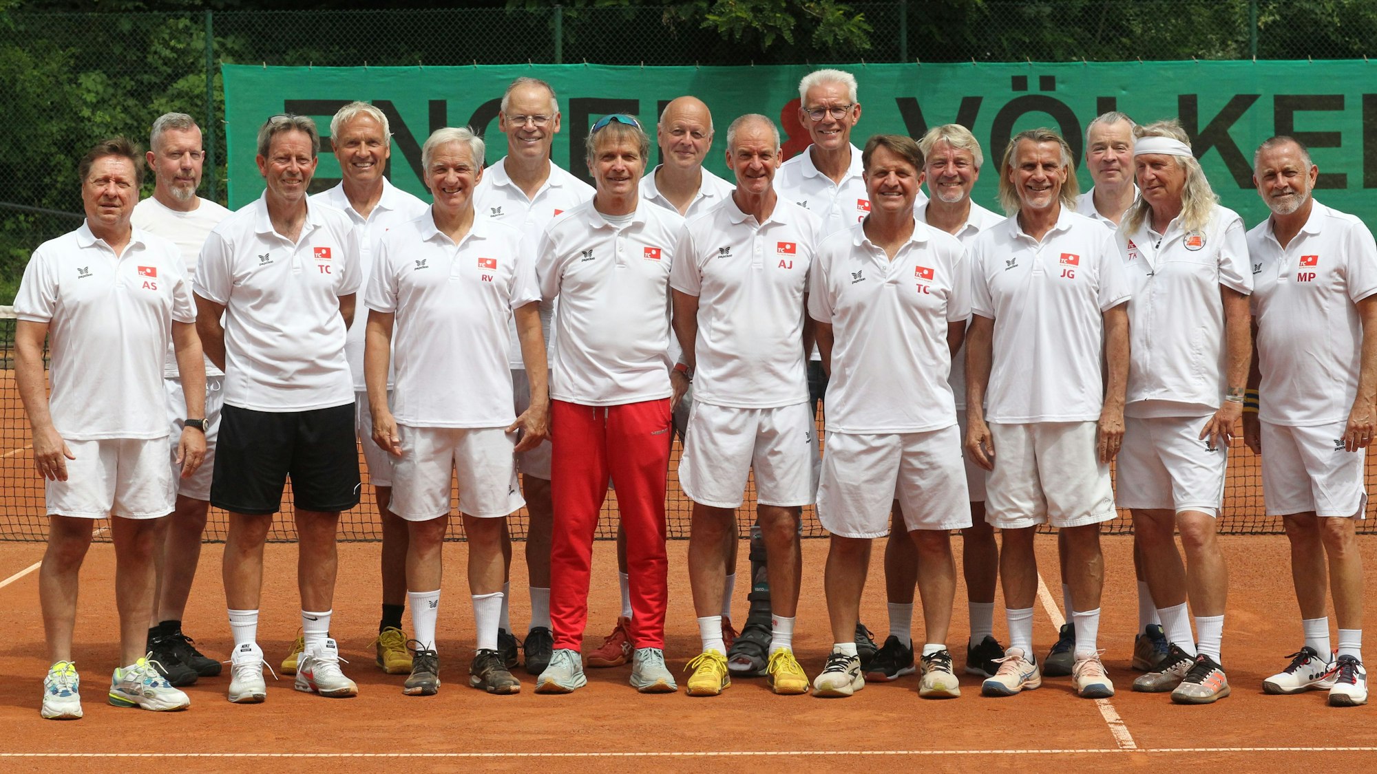 Eine Klasse für sich: Sascha Schülgen (von links), Physiotherapeut Frank Thielen, Jeremy Bates, Jonas Larsson, Rüdiger Vogel, Karl Heinz Krämer, Stefan Reddemann, Harald Langels, Anders Järryd, Christoph Graff, Tom Coulton, Wolfgang Runnebaum, Johnny Goudenbour, Christian Frystatzki, Thorsten Kolbe und Mikael Pernfors von den Herren 60 von RW Hangelar.