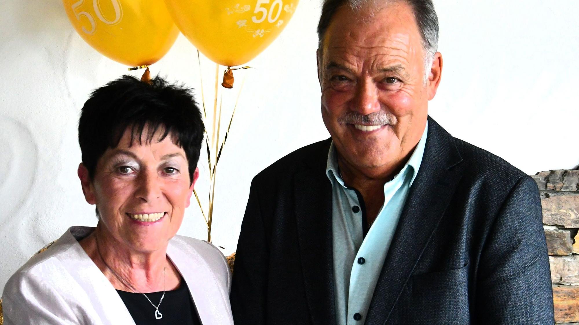 Das Foto zeigt Brigitte und Kurt August, die in die Kamera lächeln.
