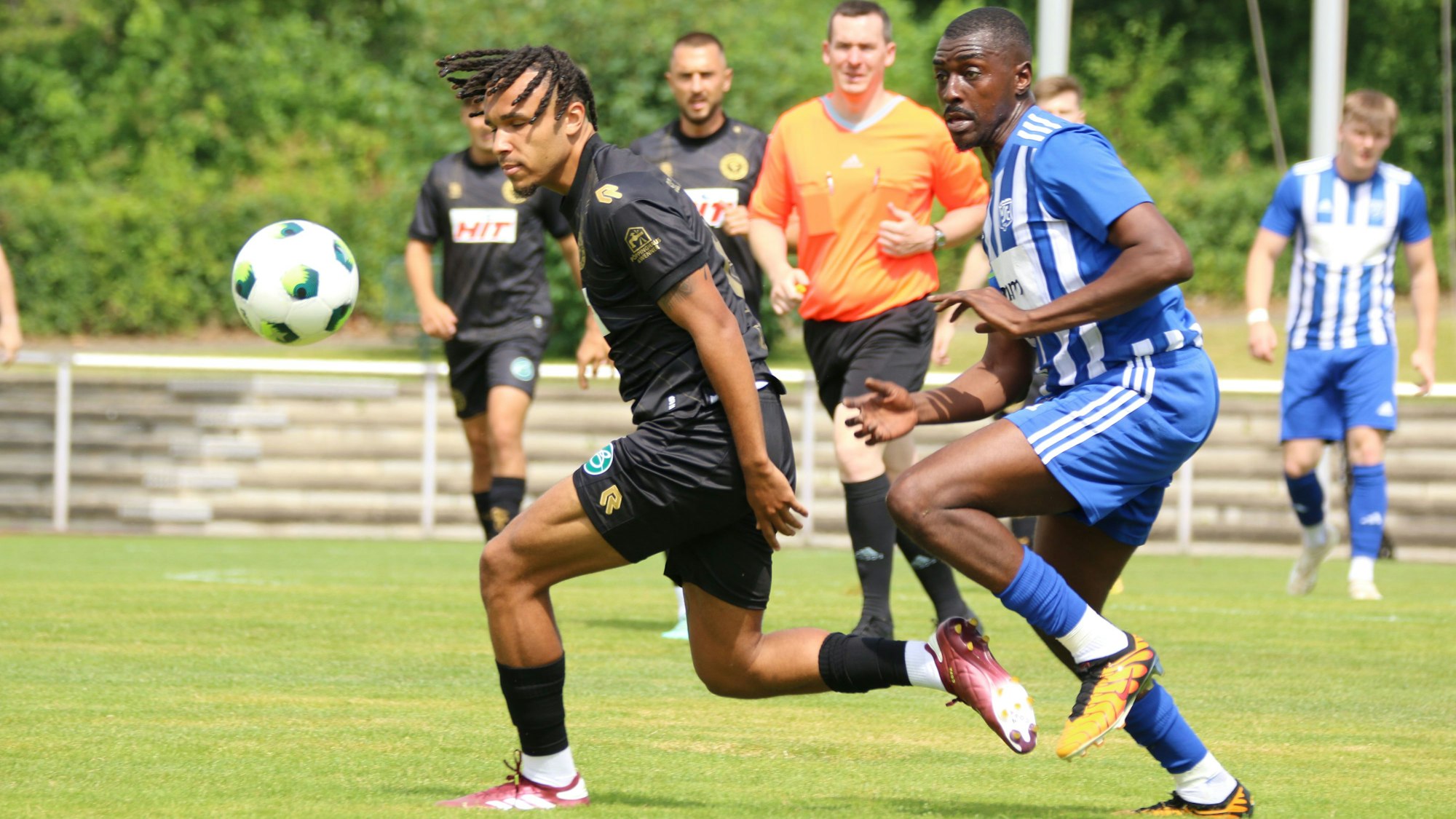 Kölns Joshua Chima Eze hat den Ball und wird von Christian Tshibumb verfolgt.