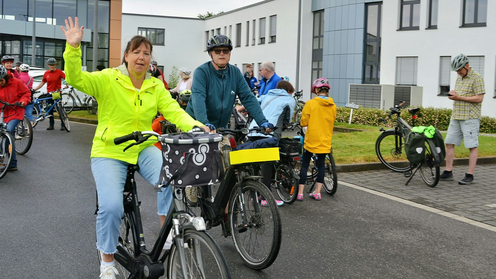 Fahrradfahrerinnen und -fahrer starten am e-regio-Verwaltungsgebäude zur Euskirchener Burgenfahrt.