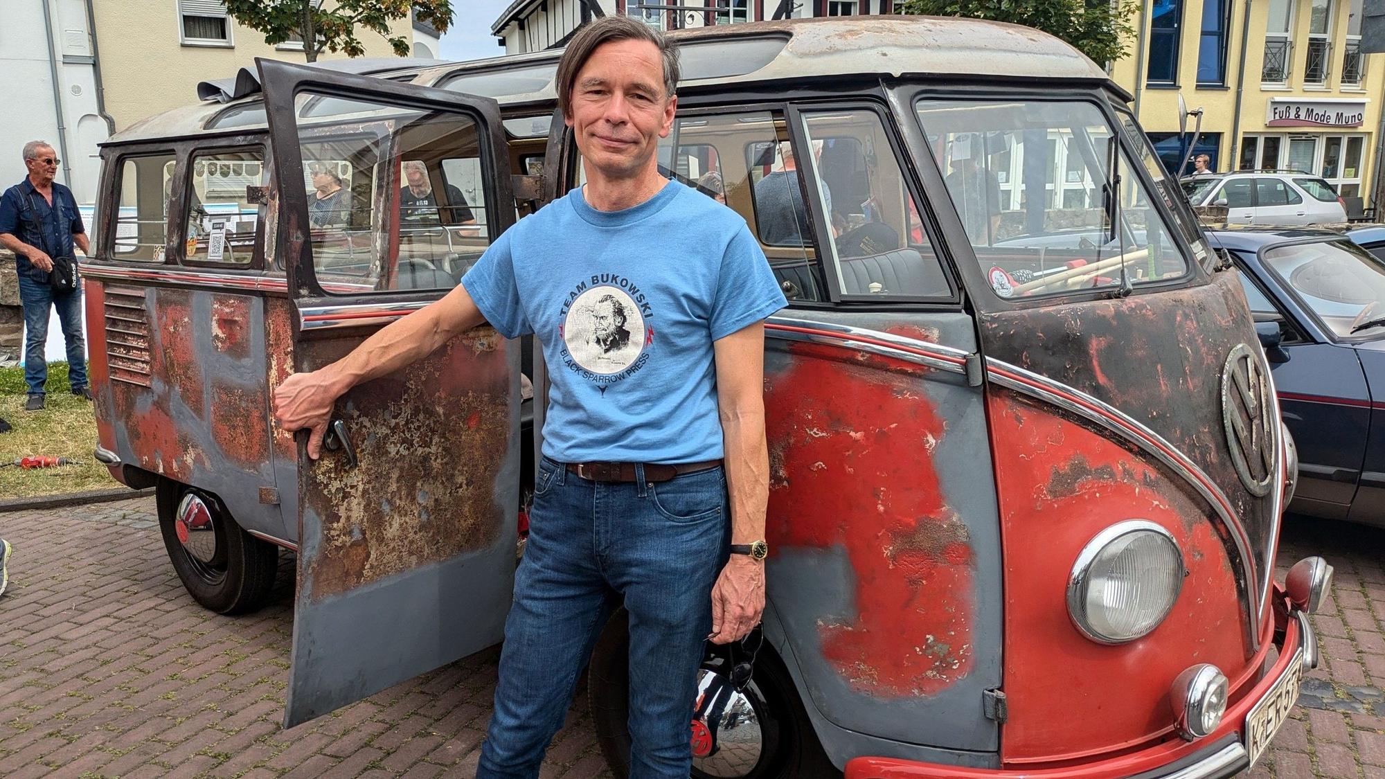 30. Juni 2024 Rheinbach Classics. Florian Kalff mit seinem VW-Bulli Samba von 1951. Foto: Frank Engel-Strebel