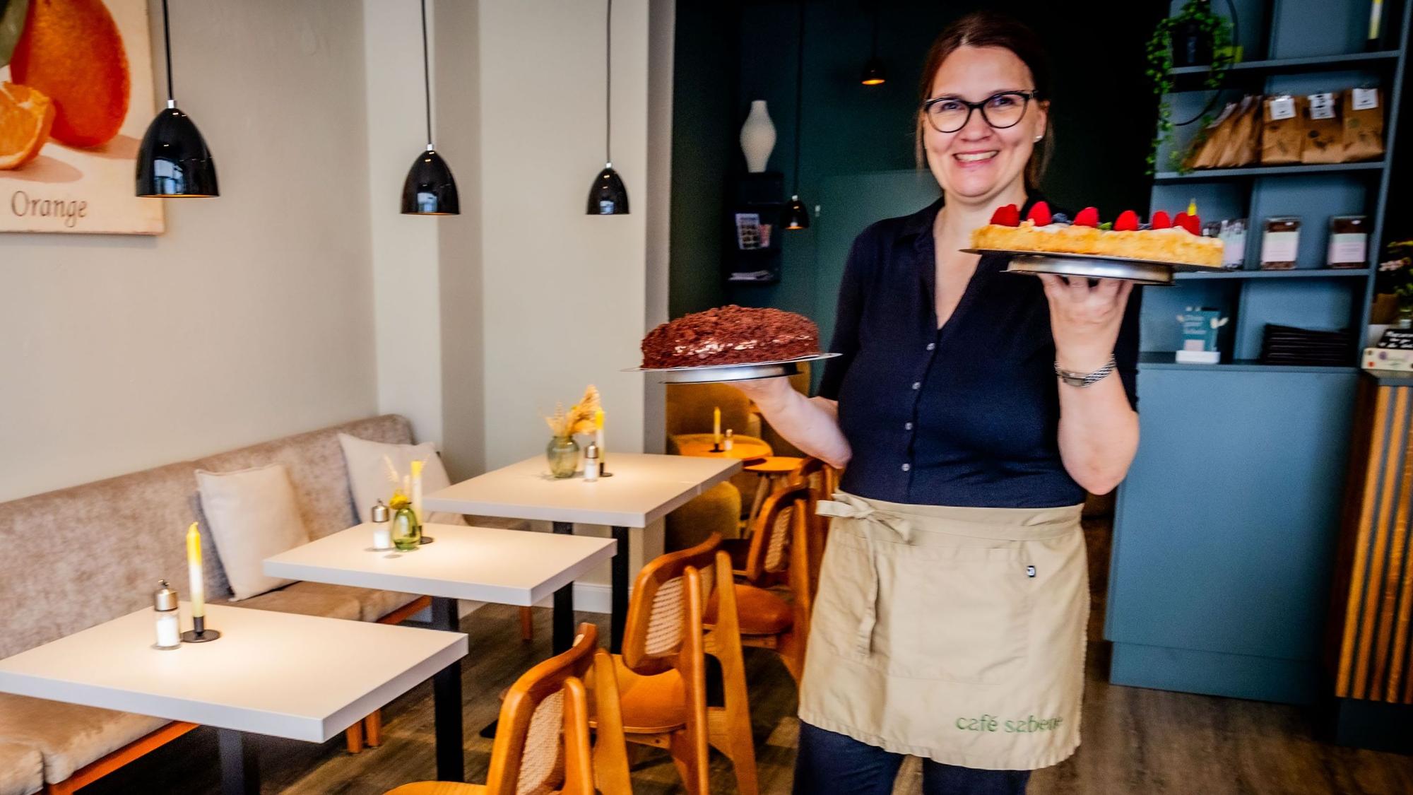 Daniela Nolden mit Kuchen im Cafe Sabene in Beuel