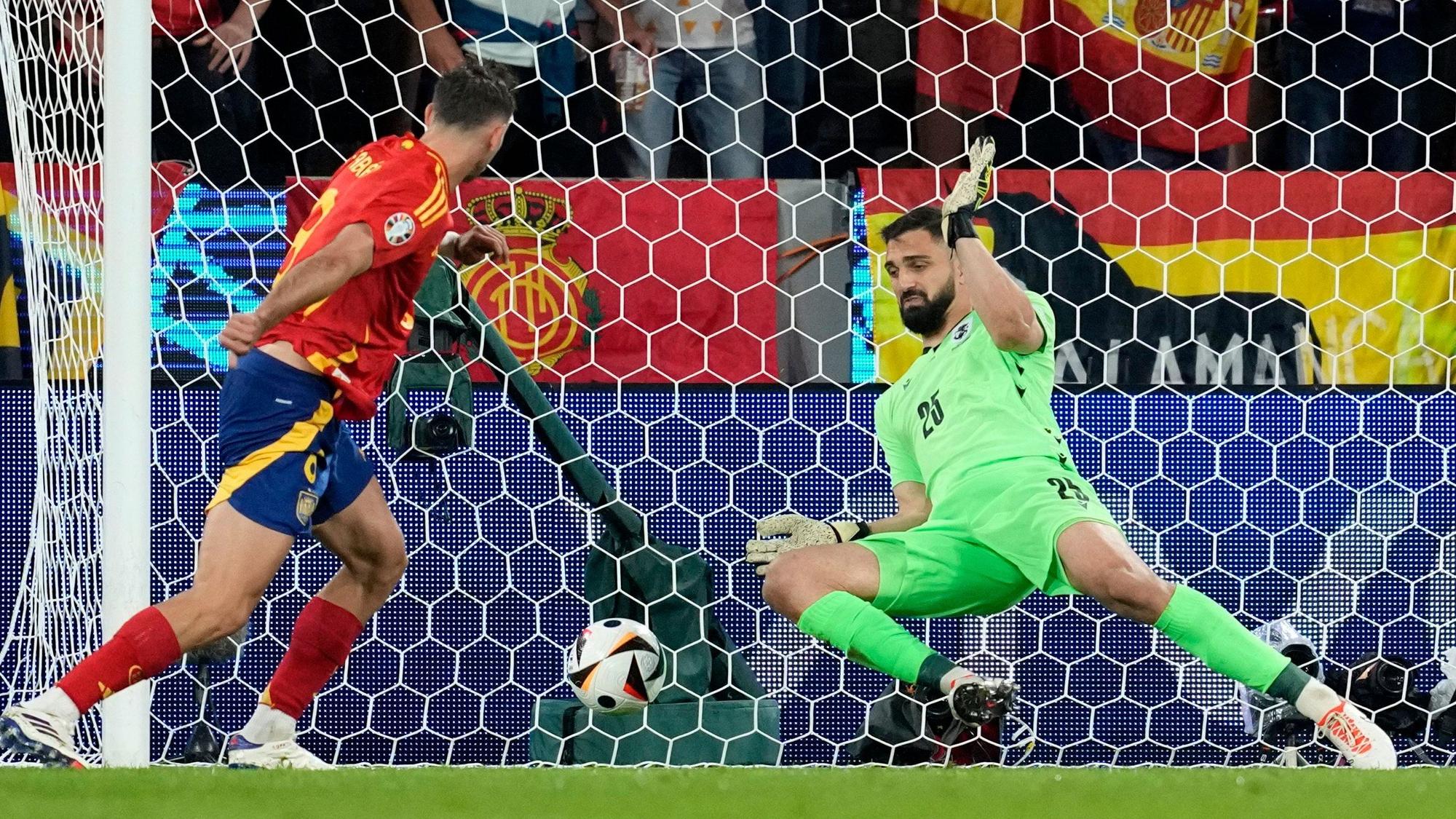 Spiel gedreht: Spaniens Fabian Ruiz trifft per Kopf zur 2:1-Führung gegen Georgien.