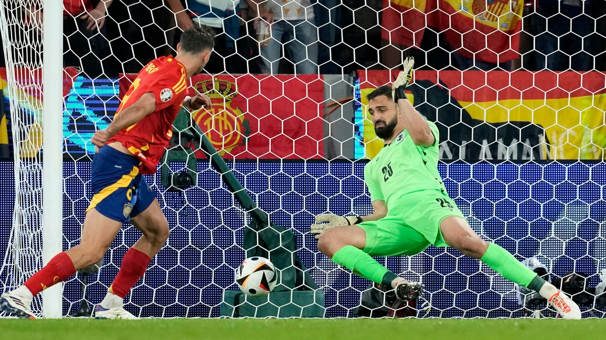 Spiel gedreht: Spaniens Fabian Ruiz trifft per Kopf zur 2:1-Führung gegen Georgien.