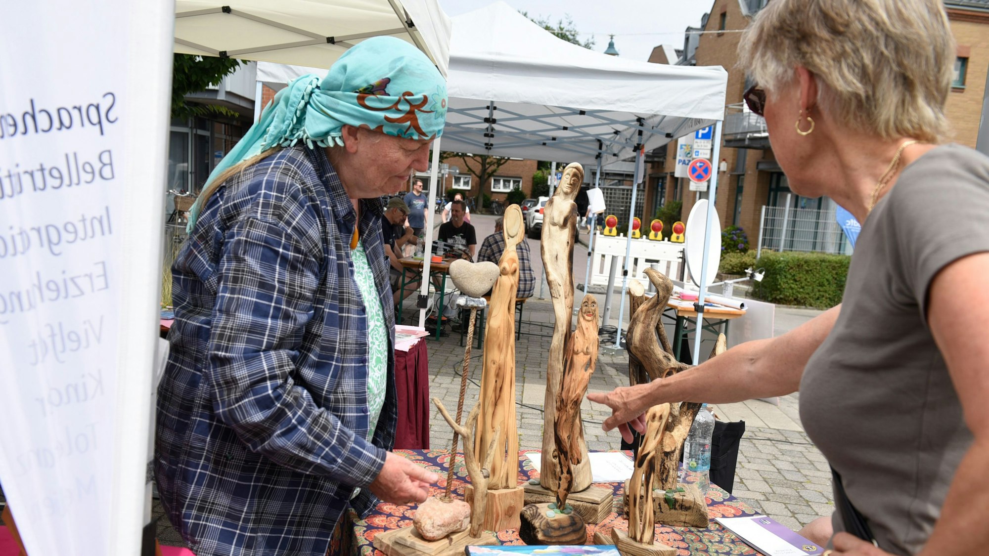 Auf dem Bild ist der Stand einer Künstlerin zu sehen.