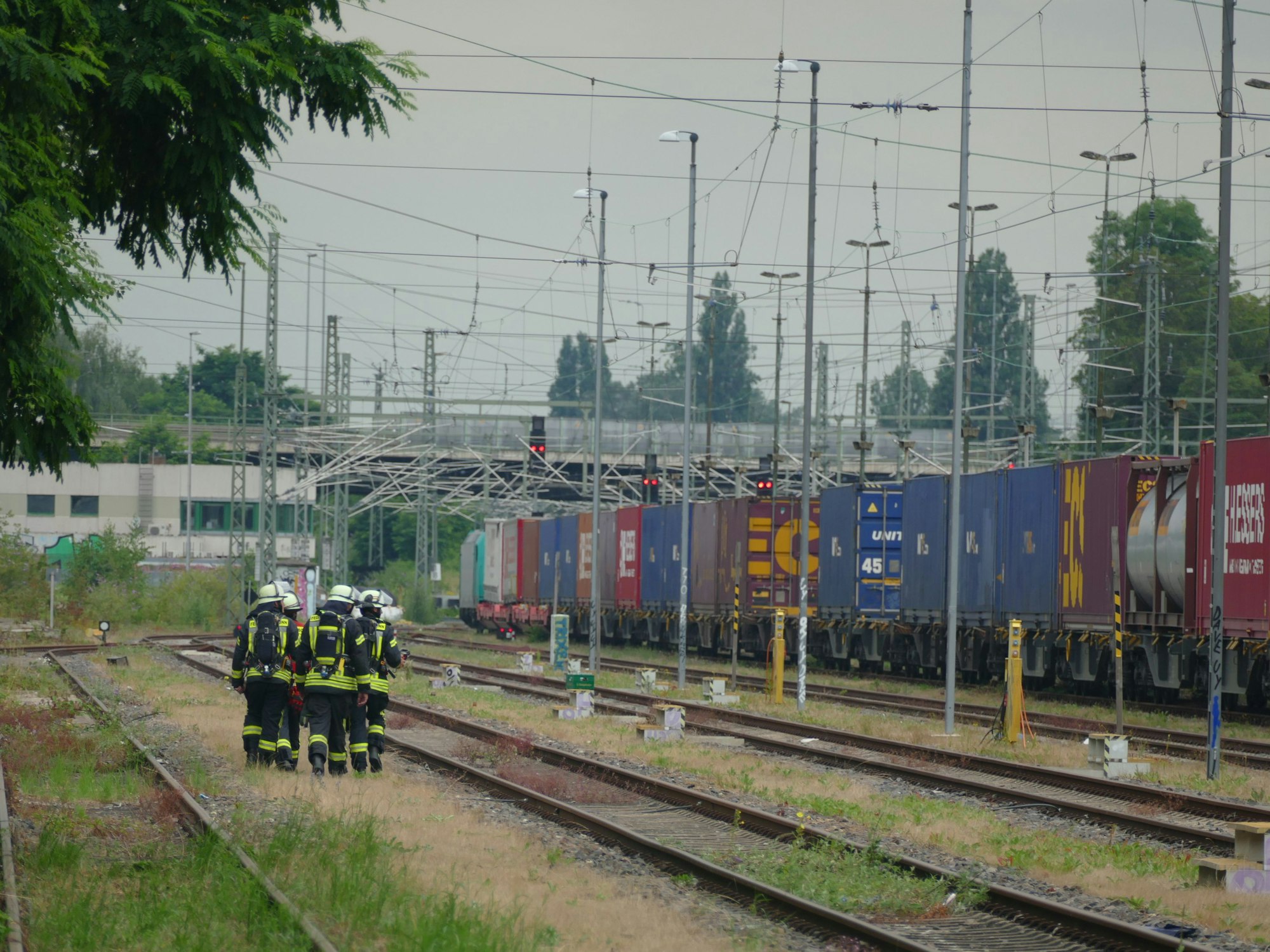Feuerwehrleute gehen zu dem betroffenen Waggon.
