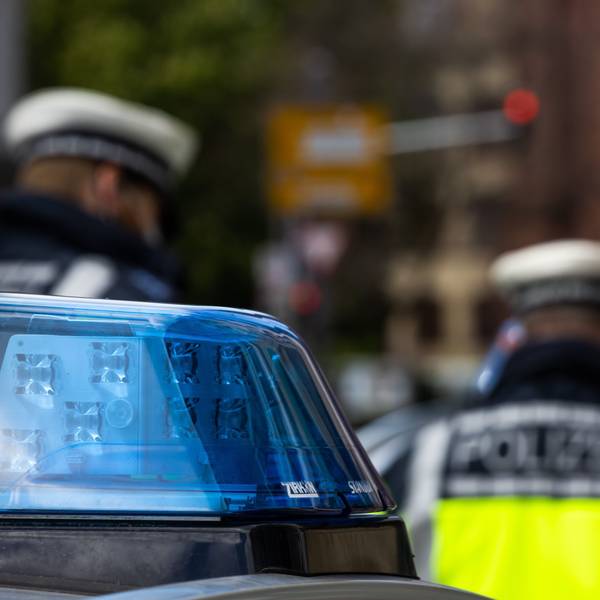 Ein Polizeiauto mit Blaulicht.